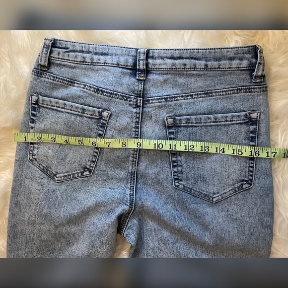 Forever 21 Stone Wash Skinny Jeans - Picture 3 of 4